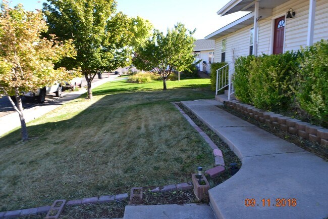 Foto del edificio - 5 Bedroom 3 Bath with 2 garages! Pet Frien...