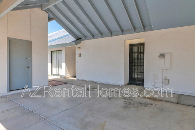 Building Photo - 302 N Sycamore