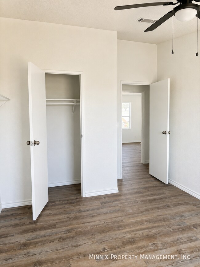 Foto del edificio - 3011 E. Broadway-