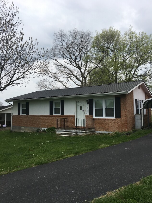 Foto principal - 3 bedroom 1 bath in Campbellsville, Ky