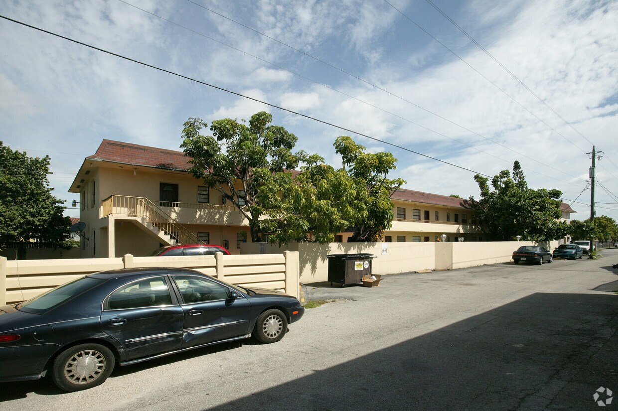 Foto del edificio - 3700 NW 62nd Ave
