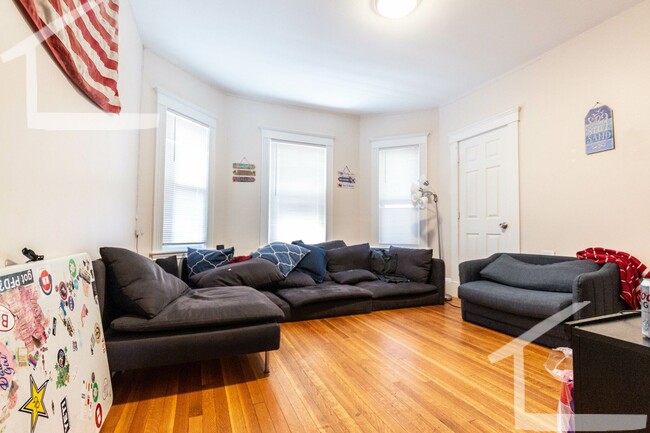 Building Photo - 9/1/25 Renovated 5BR/2BA by Packards Corne...