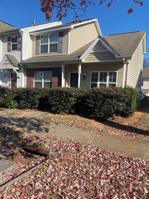 Foto del edificio - Master-on-Main End-Unit Townhome in Back Creek Villages!