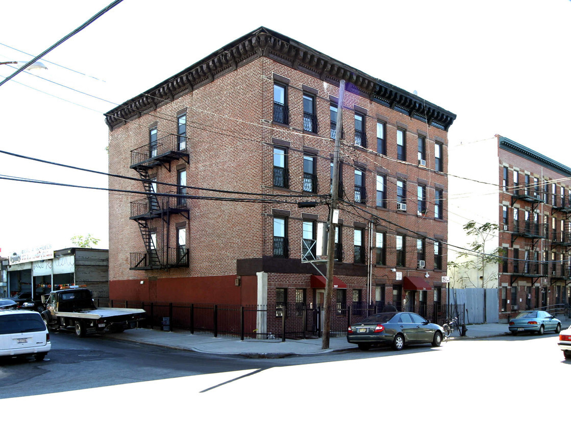 Building Photo - 707 Henry St