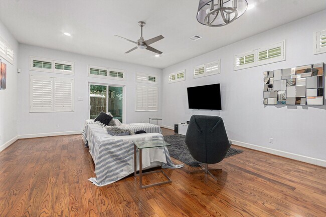 Foto del edificio - 2212 Hutchins St