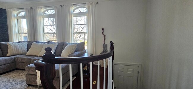 Entrance into living room - 423 Panorama Park Pl