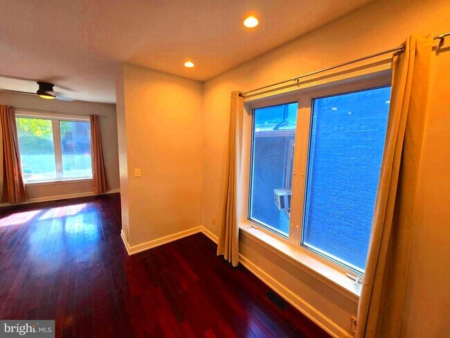 Foto del edificio - 757 Girard St NW