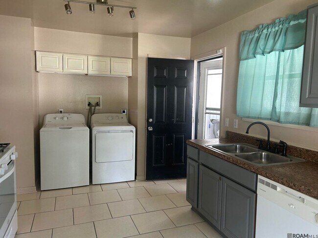 Foto del edificio - 6072 Wilton Dr