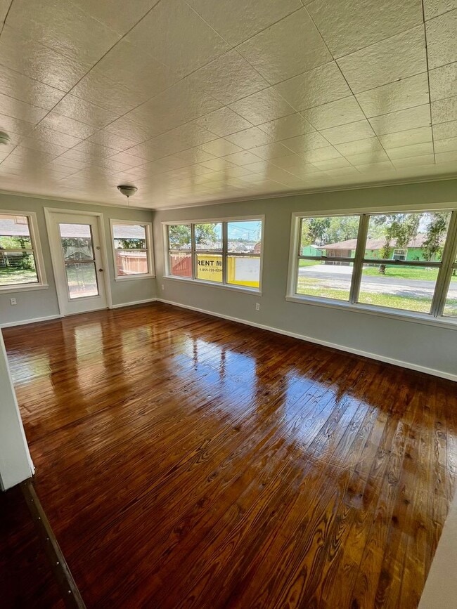 Building Photo - Awesome 2BR/1BA w/Open Floor Plan, Deck, L...