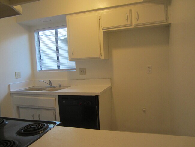 Building Photo - 208 Jardin Ct