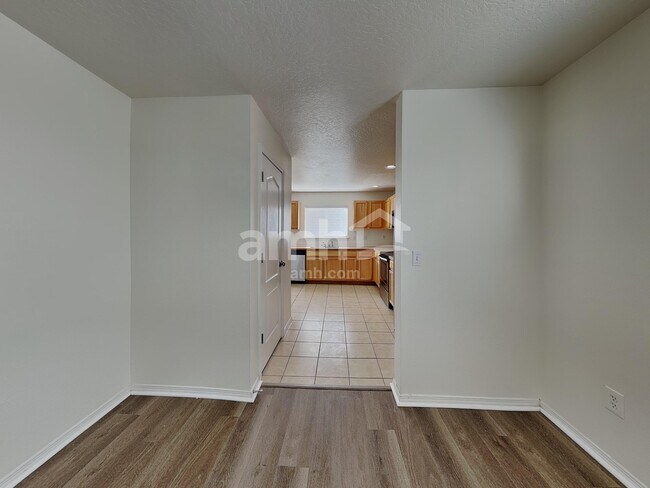 Foto del edificio - 9451 W Portola Dr