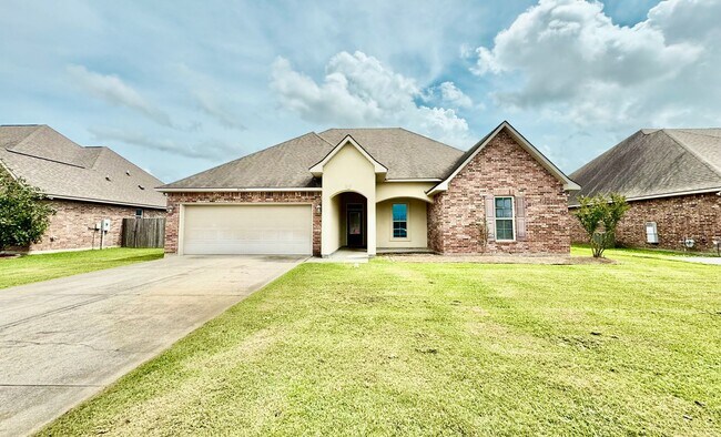 Foto del edificio - 4 Bedroom House Located in Prairieville with Spacious Rooms and a Large Backyard