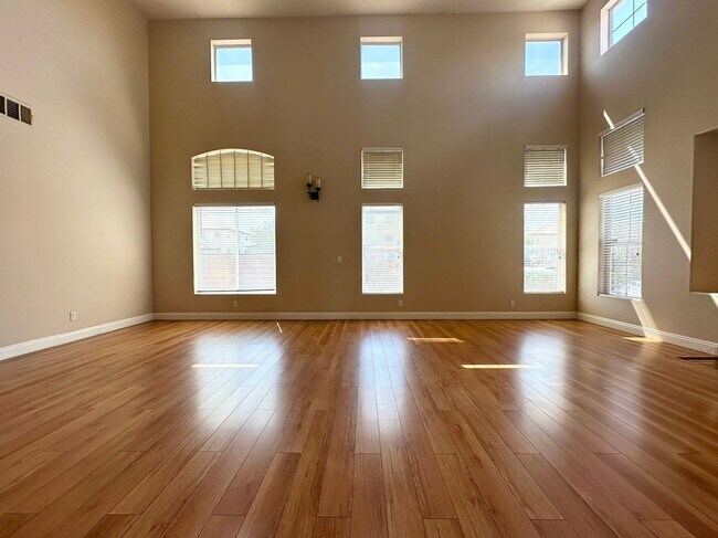 Foto del edificio - 9891 Ridge Hill Ave