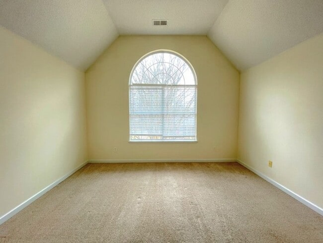 Building Photo - SPACIOUS 4BDR 2.5BA CONDO IN ARLINGTON SUBDIVISION