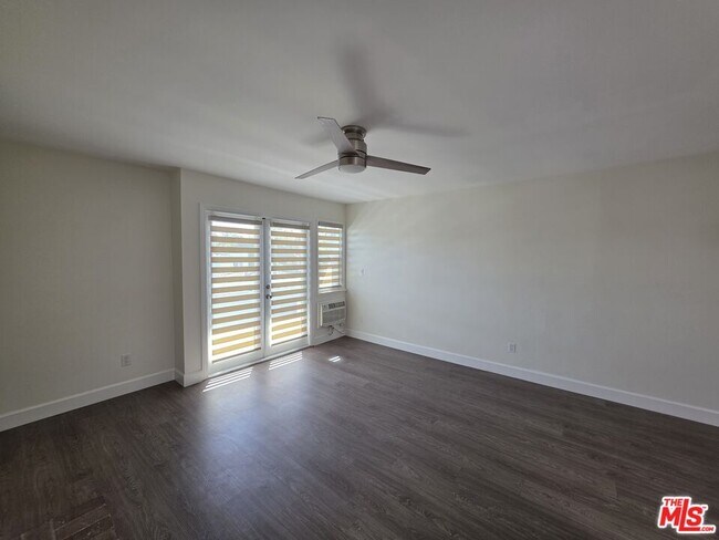 Foto del edificio - 2638 S Barrington Ave
