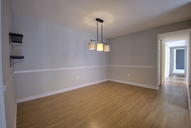 Building Photo - Spacious 3 BR/2 BA Top Floor Condo in Gait...