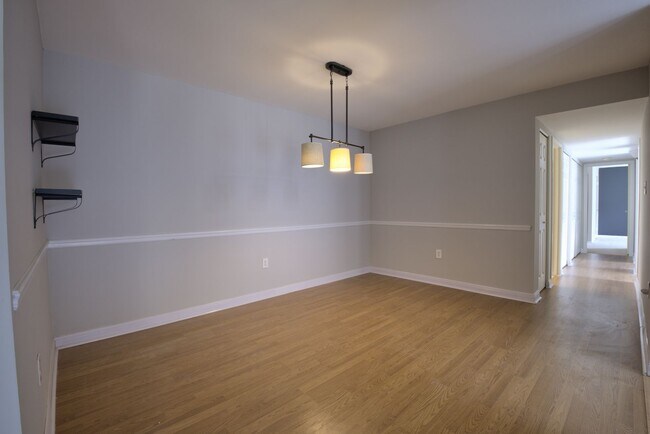 Foto del edificio - Spacious 3 BR/2 BA Top Floor Condo in Gait...