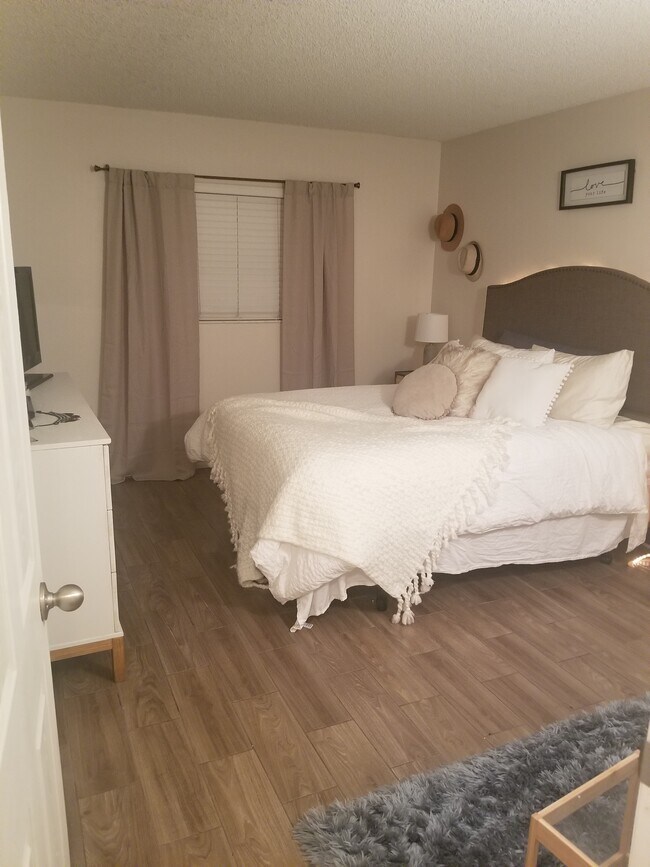 Foto del edificio - 5690 Baywater Dr