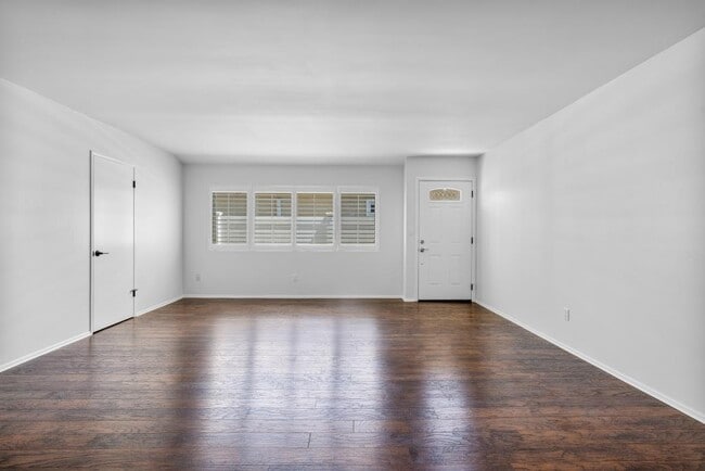 Living room/front door - 24425 Ward St