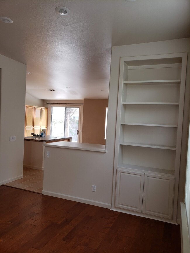 Building Photo - 2054 Pinehurst Ct