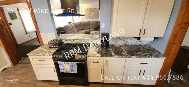 Foto del edificio - 24533 N Wind Lake Rd