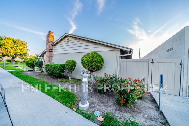 Building Photo - 2295 N Tustin St