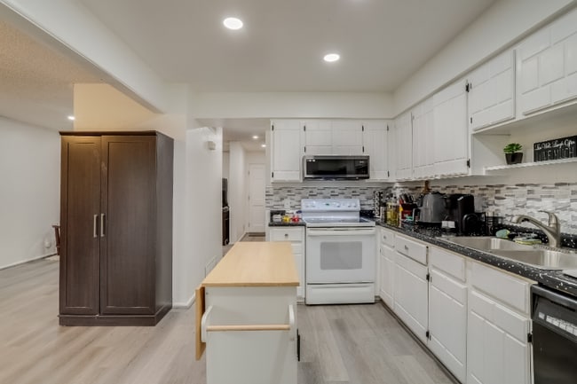 Building Photo - 11646 Lincoln St