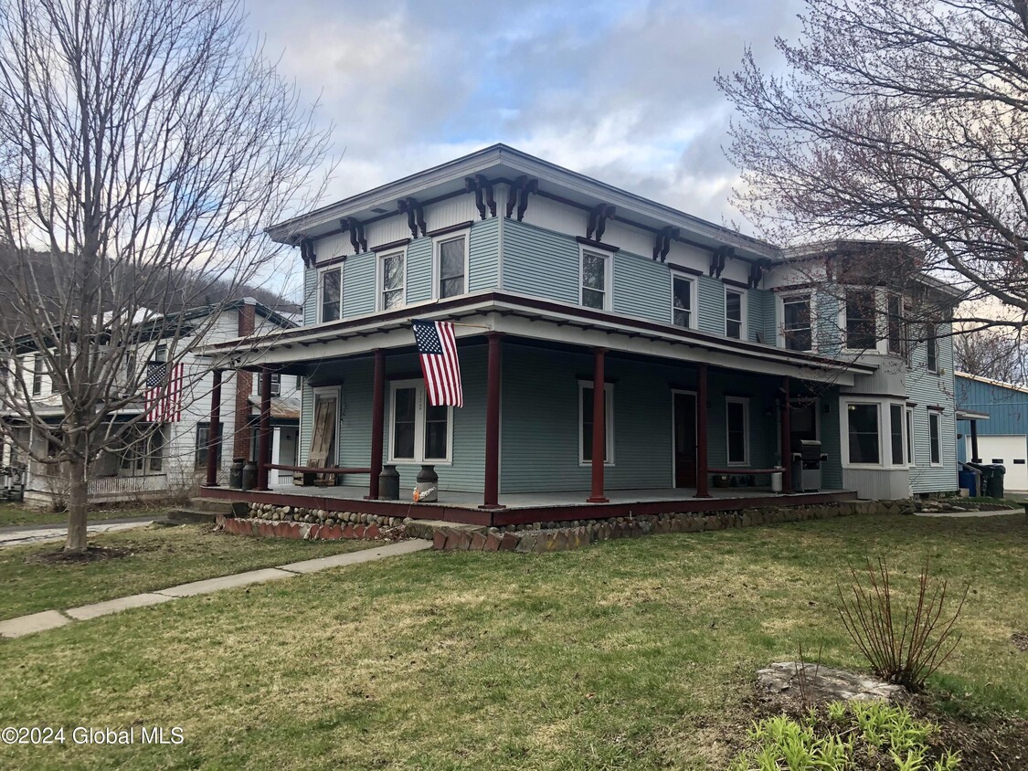 Primary Photo - 112 Holmes St