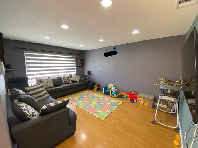 Building Photo - 3016 Remington Ct