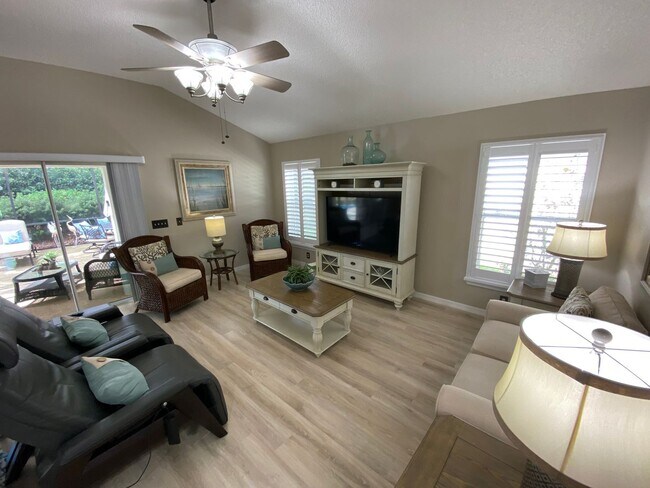 Foto del edificio - Gorgeous 3 + 2 Turnkey ANNUAL Lease w/Swim Spa & Large Private Screened in Patio In The Village o...