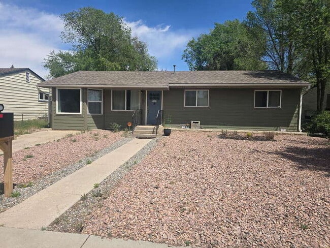 Photo - Spacious 3 bed, 2 Bath 1194 SF Single level home, Large fenced yard, A/C