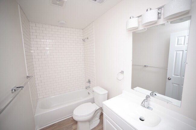 Building Photo - 2812 W 43RD AVE