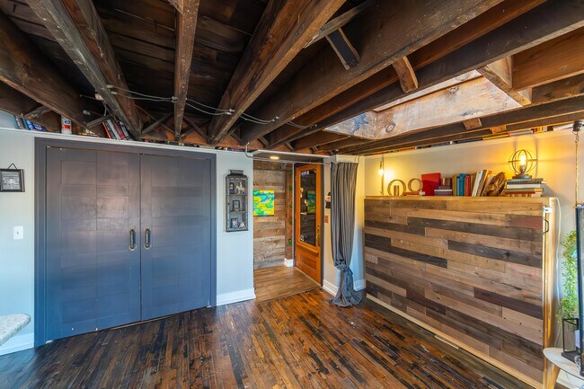 Foto del edificio - 104 W Main St