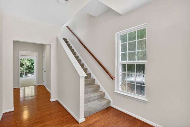 Building Photo - Pet Friendly 3 level End Unit Town Home wi...