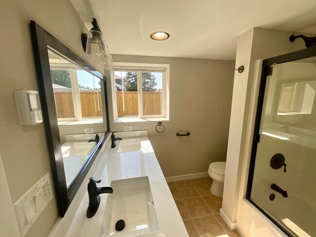 Foto del edificio - Spacious & Stylish 3-Bedroom ADU in Everett