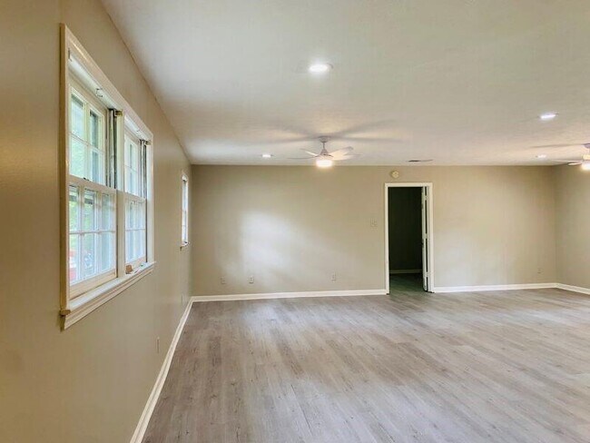 Foto del edificio - 5060 Wycliffe Dr SW