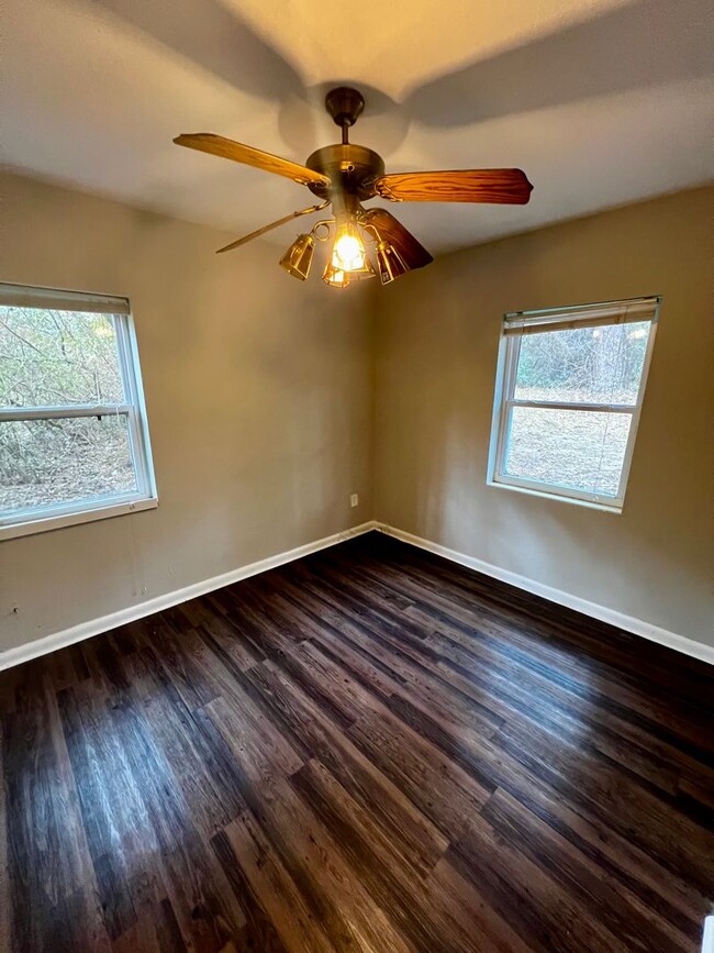 Building Photo - Beautiful  and Remodeled 3 Bedroom 1 Bathr...