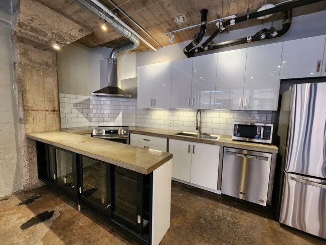 Foto del edificio - RARELY Available Dakota Lofts Condo! Indus...