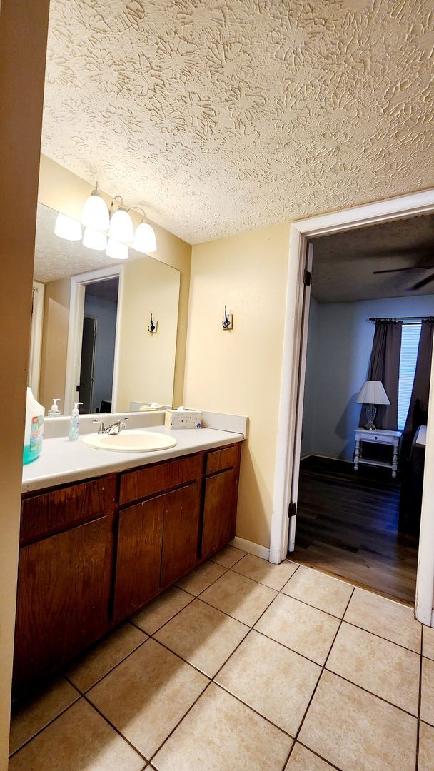 Building Photo - Nice 1 Bed / 1 Bath just 5 minutes away fr...