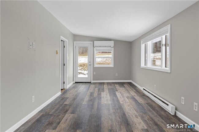 Foto del edificio - 1162 Moose Hill Rd