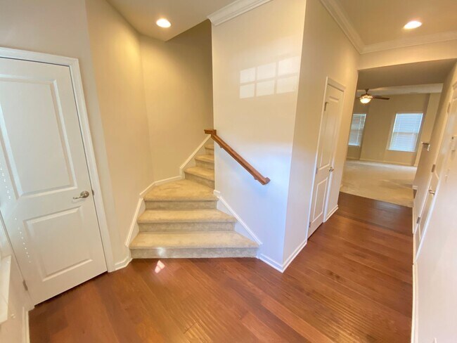 Foto del edificio - 3bed/2.5ba townhome Ideally Located betwee...