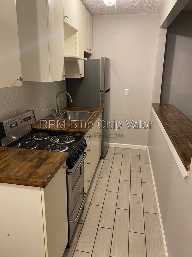 Building Photo - 2118 Kemper Ln