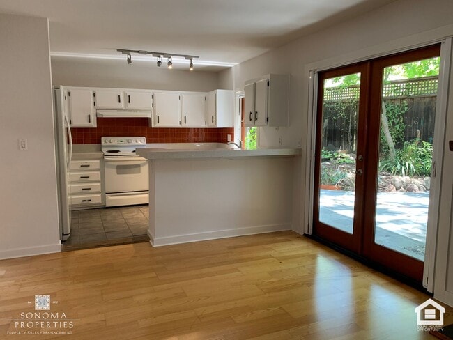 Building Photo - 3 Bedroom, 2.5 Bathroom Townhouse, Close t...