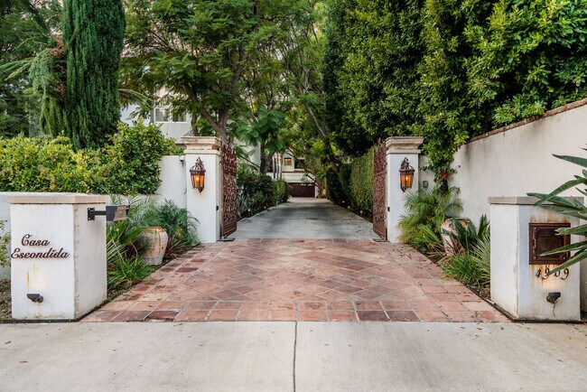 Building Photo - 4909 Woodley Ave