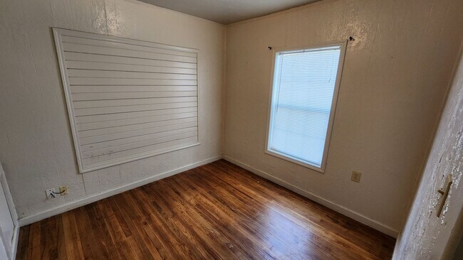 Building Photo - Cute 2 bedroom, 1 bathroom house with fenc...