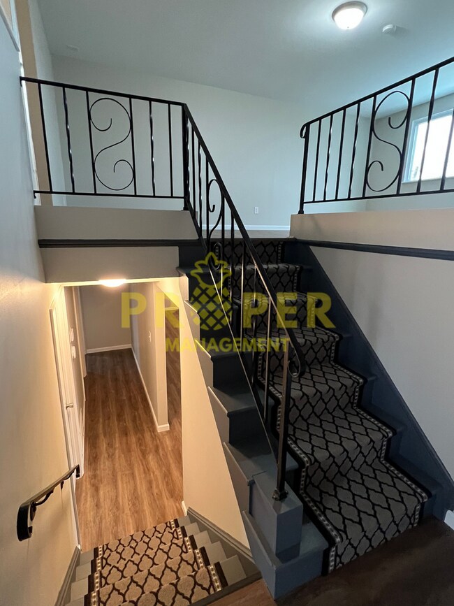Building Photo - 4 bedrooms 3 full bathrooms house for rent...