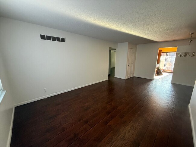 Foto del edificio - 7925 Royal Arms Ct