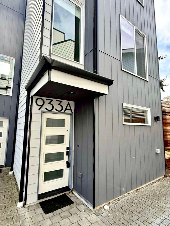 Foto del edificio - Modern Greenwood Townhome with Private Rooftop & Cascade Views