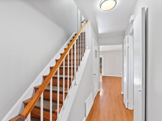 Foto del edificio - Stylish & Spacious Townhome in Prime Location!