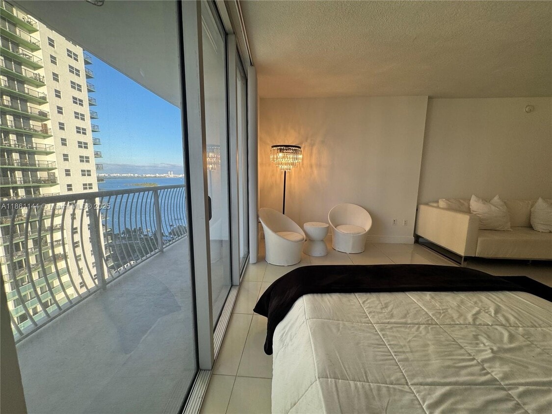 Primary Photo - 1750 N Bayshore Dr